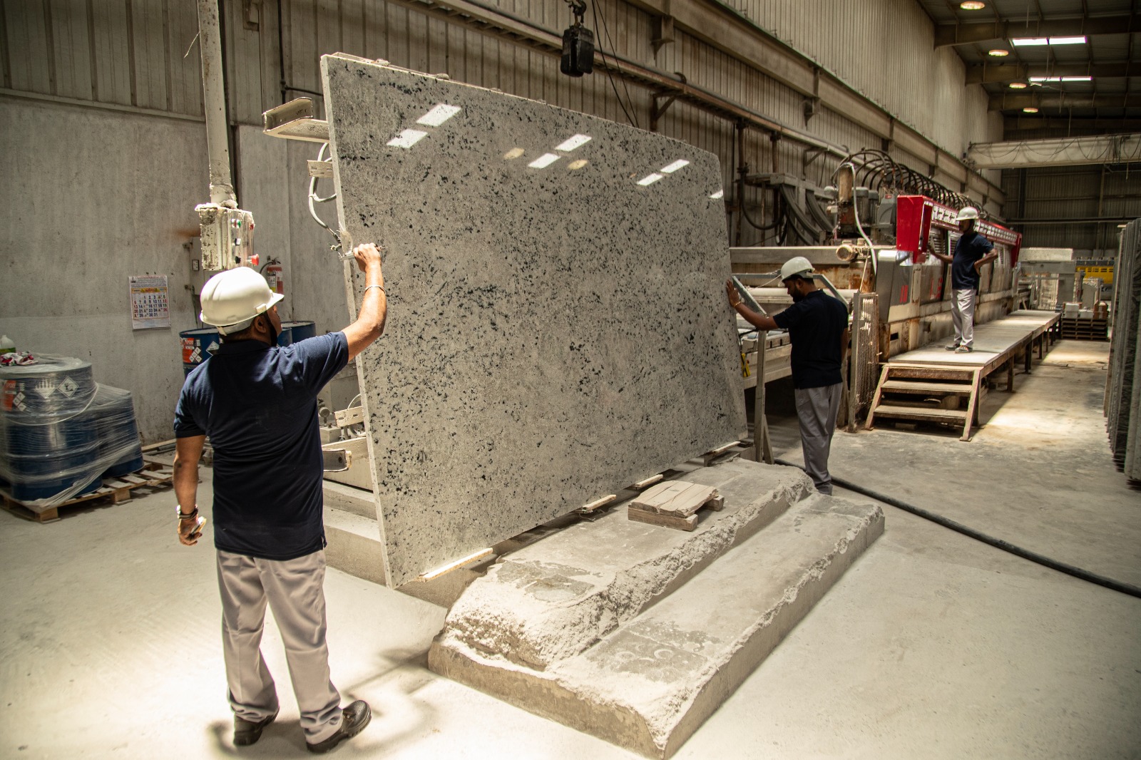 Operator controlling the Keda granite processing line