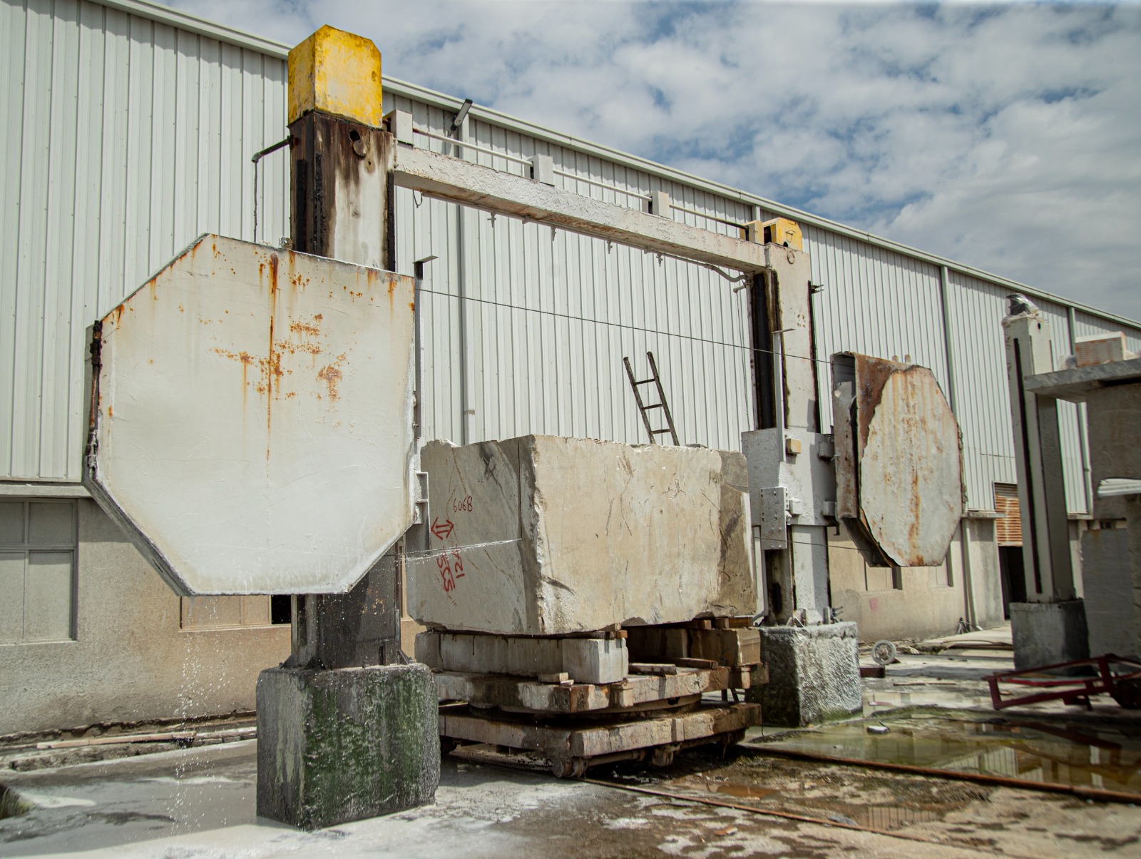 Advanced granite processing machinery at Aryan Granites